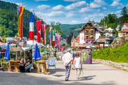 Gente a passeggio nel centro di Triberg, Foresta Nera, Germania, in una giornata di sole - © NaughtyNut / Shutterstock.com