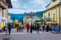 Gente a passeggio nel centro storico di Zell-am-See, Austria. Oltre ad essere una delle città più antiche del paese, è anche una delle più belle grazie alla sua architettura ...