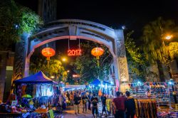 Gente a passeggio nel mercato notturno di Johor Bahru, Malesia - © Noraishah Tahir / Shutterstock.com