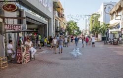 Gente a passeggio nella 5th Avenue a Playa del Carmen, principale strada di questa città del Messico - © posztos / Shutterstock.com