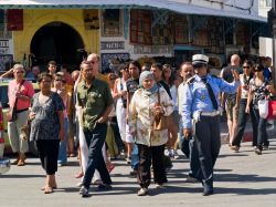 Gente a passeggio nelle strade di Nabeul, Tunisia. Turisti e abitanti si mescolano fra di loro per le strade di questa cittadina della costa nordorientale - © Jose Ignacio Soto / Shutterstock.com ...