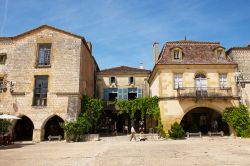 Gente a passeggio per il centro del borgo di Monpazier, Dordogna (Francia). Questa località vanta ben 30 edifici classificati come monumenti storici - © Oliverouge 3 / Shutterstock.com ...