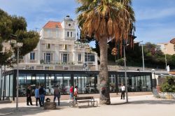 Gente a passeggio per il centro storico di Bandol, Francia - © Pack-Shot / Shutterstock.com 