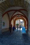 Gente a passeggio sotto un porticato nel centro di Bamberga, Germania - © TGP-shot / Shutterstock.com