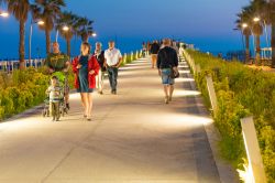 Gente a passeggio sul nuovo molo lungomare di Lido di Camaiore fotografato all'imbrunire, Lucca, Toscana - © pisaphotography / Shutterstock.com