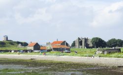 Gente a passeggio sulla costa di Lindisfarne, Inghilterra.

