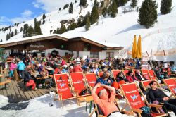 Gente a pranzo e in relax al ristorante Nederhuette di Obergurgl, fra i più famosi del comprensorio sciistico in Tirolo (Austria) - © Styve Reineck / Shutterstock.com