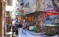 Gente a pranzo in Centre Place a Melbourne, Australia. La città è famosa anche per i suoi ristoranti all'aperto - © TK Kurikawa / Shutterstock.com