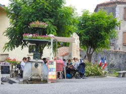 Gente a pranzo in un ristorante di Saint-Bertrand-de-Comminges, Francia. Uno scorcio del centro di questo grazioso borgo dell'Alta Garonna, Occitania - © Dan Shachar / Shutterstock.com ...