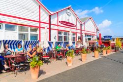 Gente a pranzo in un ristorante sulla spiaggia nel porto di List, a nord dell'isola di Sylt, Germania - © Pawel Kazmierczak / Shutterstock.com