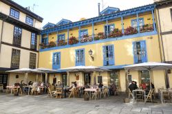 Gente a pranzo in un tipico ristorante di Oviedo, Asturie, Spagna. Ricca di pesce fresco e di selvaggina, la gastronomia tradizionale di Oviedo è caratterizzata da un piatto noto come ...