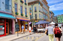 Gente a spasso per Findlay Market a Cincinnati, Ohio (USA). E' considerato uno dei migliori mercati di strada della città - © aceshot1 / Shutterstock.com