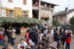 Gente a spasso per il borgo medievale di Rango durante il periodo dell'Avvento, Trentino Alto Adige - © Andrea Izzotti / Shutterstock.com