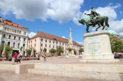 Gente a spasso per la città di Pécs, Ungheria. E' la quinta cittadina per grandezza del paese nonchè una delle località più visitate dai turisti - © ...