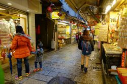 Gente a spasso per la strada principale di Chiufen in un mercato notturno, Taiwan - © Phuong D. Nguyen / Shutterstock.com