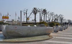 Gente a spasso sul lungomare di Riccione, Emilia Romagna - © s74 / Shutterstock.com