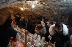 Gente acquista souvenir al mercatino di Natale, Rango, Trentino Alto Adige - © Andrea Izzotti / Shutterstock.com