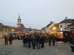 Gente ai tradizionali mercatini natalizi nella città di Rust, Austria.
