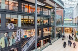 Gente al centro commerciale Forum di Duisburg, Germania - © T.W. van Urk / Shutterstock.com