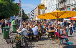 Gente al Festival di Malmo, Svezia: tradizione che ha origine dagli anni Ottanta del 1900, riunisce specialità gastronomiche e divertimenti di diversi paesi del mondo - © kimson ...