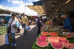 Gente al grande mercato all'aperto di Den Haag, Olanda: luogo simbolo della città, è aperto il lunedì, mercoledì, venerdì e sabato - © lahayestock ...