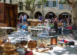 Gente al mercatino delle pulci a Uzes, Francia. I mercatini delle pulci sono un'attività molto popolare organizzata in Francia - © Elena Dijour / Shutterstock.com