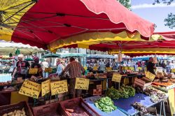 Gente al mercato alimentare del sabato nel centro di Troyes, Francia - © Lorenza Marzocchi / Shutterstock.com