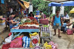 Gente al mercato alimentare di El Nido, Filippine: i tipici mercati di frutta e verdura sono ancora importanti nello sviluppo delle città di questo stato insulare - © Tupungato / ...