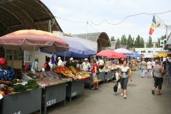 Gente al mercato centrale di Chisinau, Moldavia. Dal 1825 in quest'area mercatale ospitata nel cuore della capitale si trovano prodotti freschi - © Bas van den Heuvel / Shutterstock.com ...