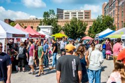 Gente al mercato dei contadini nel centro di Omaha, cittadina del Nebraska (USA) - © Mark W Lucey / Shutterstock.com