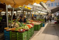 Gente al mercato di Augusta acquista prodotti freschi alle prime ore del mattino (Germania) - © Jesus Fernandez / Shutterstock.com