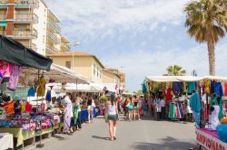 Gente al mercato di Ventimiglia, Imperia, Liguria. Si svolge ogni venerdì sul lungomare e viene visitato da molte persone, italiani ma anche francesi - © Giancarlo Liguori / Shutterstock.com ...