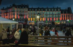 Gente al mercato natalizio di Belfort, Francia, fotografata di sera - © Pierre-Olivier / Shutterstock.com