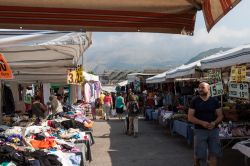 Gente al mercato settimanale all'aperto di Formia, provincia di Latina, Lazio - © barbsimages / Shutterstock.com