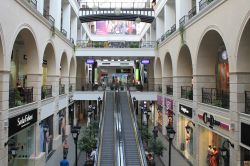 Gente al moderno  centro commerciale di French Boulevard a Kharkiv, Ucraina  - © InnaFelker / Shutterstock.com 