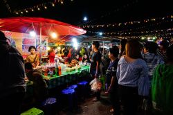 Gente al Sangkhlaburi street market a Kanchanaburi, Thailandia, by night. Questo pittoresco villaggio thailandese si trova nel cuore della regione di Kanchanaburi, fuori dai percorsi turistici. ...