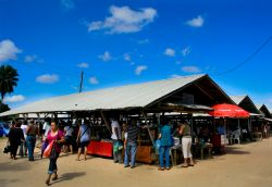 Gente al Saonah Market di Paramaribo, Suriname. Questo mercato aperto alla domenica è noto come mercato javanese: qui molti javanesi acquistano generi alimentari - © WONGIMAM / Shutterstock.com ...