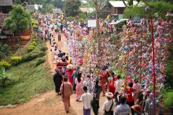 Gente alla Poi Sang Long Parade di Mae Hong Son, Thailandia. A questa cerimonia, che si svolge ogni anno fra le metà di marzo e di aprile, partecipano i giovani dai 7 ai 14 anni che si ...