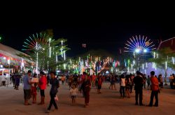 Gente all'annuale festival di Wat Lam Pho, Nonthaburi (Thailandia), ammira i tradizionali giochi di luci - © Anirut Thailand / Shutterstock.com