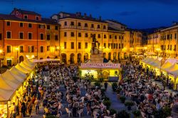 Gente all'evento Sarzana in Tavola in piazza Matteotti, Liguria. Questo tradizionale appuntamento gastronomico viene organizzato dal CNA e si svolge nel mese di luglio - © iryna1 / ...
