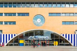 Gente cammina di fronte all'ingresso della stazione dei treni a Hilversum, Olanda. Questa località situata nel territorio dell'Olanda settentrionale è facilmente raggiungibile ...