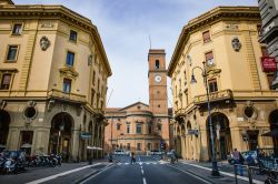 Gente cammina nel centro di Livorno, Toscana: sullo sfondo la cattedrale dedicata a San Francesco. La sua costruzione fu iniziata alla fine del Cinquecento su progetto di ALessandro Pieroni.
 ...