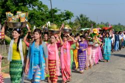 Gente con abiti tradizionali durante una cerimonia religiosa in un villaggio vicino a Myeik, Myanmar - © amnat30 / Shutterstock.com