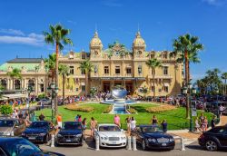 Gente di fronte al famoso Casinò di Monte Carlo, Principato di Monaco. E' una delle principali attrazioni della lussuosa città - © Boris Stroujko / Shutterstock.com
