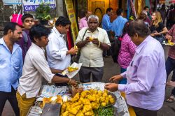 Gente di Mumbai mangia street food in un mercato del sud della città, India  - © LMspencer / Shutterstock.com