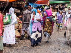 Gente etiope al mercato Addis di Addis Abeba, Etiopia. E' il più grande mercato all'aperto di tutta l'Africa con 13 mila persone impiegate e oltre 7 mila attività imprenditoriali  ...