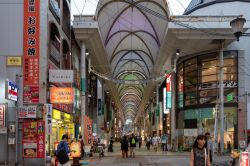 Gente fa shopping in una galleria al coperto di Hiroshima, Giappone. Questa città è la più grande della regione di Chogoku, una delle 8 del paese - © PaulWong / Shutterstock.com ...