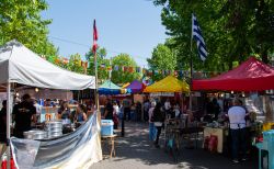 Gente fa shopping tra le bancarelle del mercato all'aperto di Oxford in Gloucester Green Square, Inghilterra - © Roger Utting / Shutterstock.com