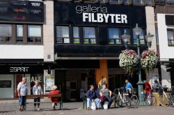 Gente fuori dal centro commerciale Galleria Filbyter nel centro di Linkoping, Svezia - © Roland Magnusson / Shutterstock.com