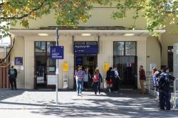 Gente fuori dalla principale stazione di Augusta, Germania - © Michael715 / Shutterstock.com